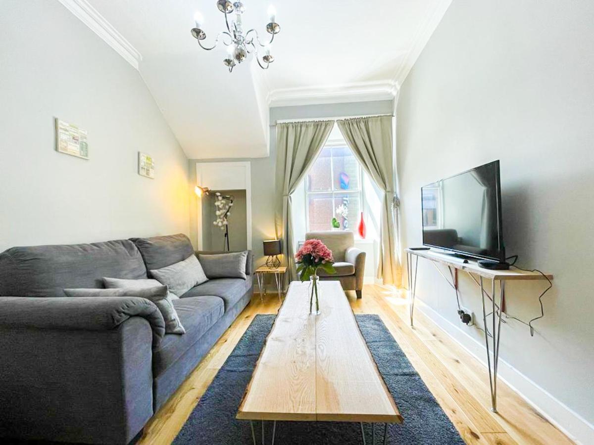 Charming 3 Bed Apartment In Old Town — Photos 2