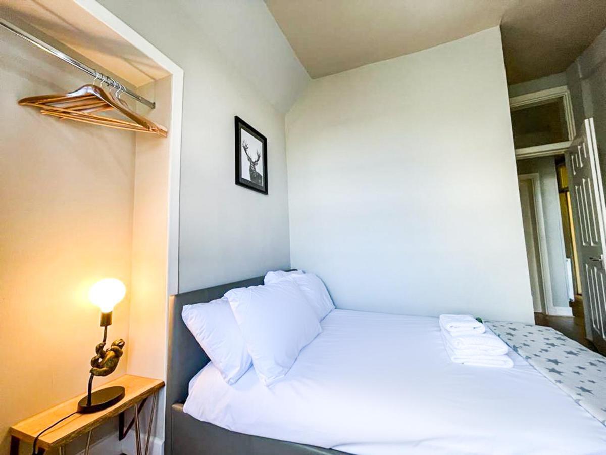 Charming 3 Bed Apartment In Old Town — Photos 3